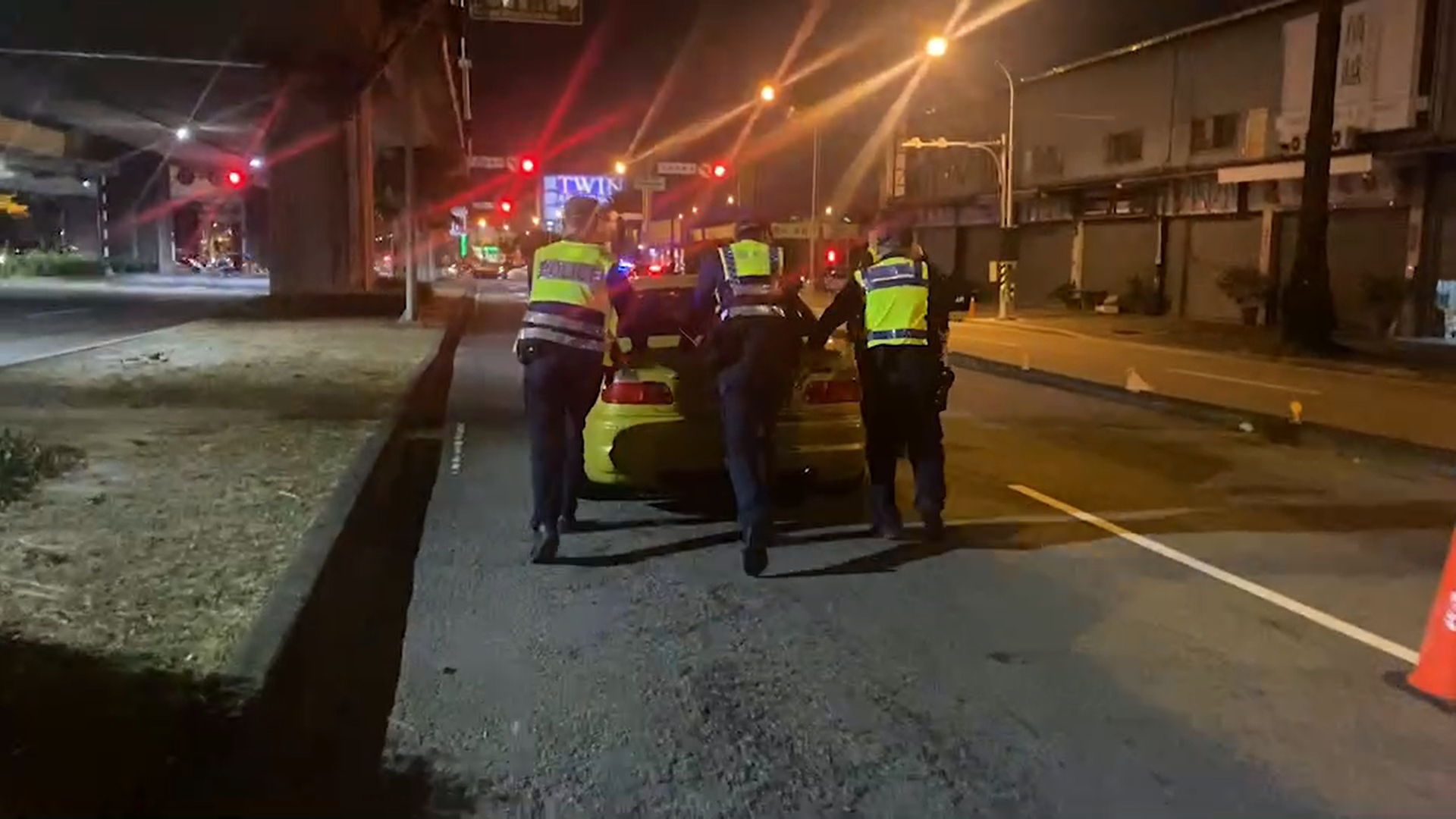 圖片說明:臺中市政府警察局第六分局西屯派出所日前協助車輛突然故障冒出白煙林姓男子脫困。(記者謝榮浤翻攝)