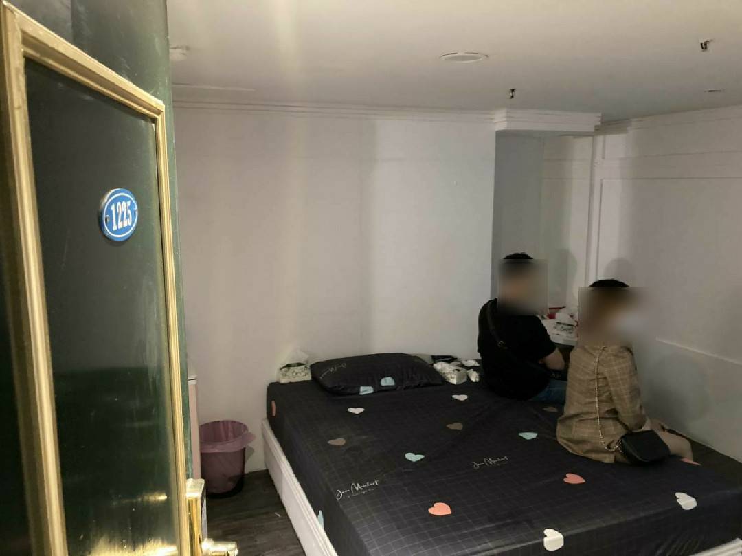 圖片說明:臺中市政府警察局第一分局日前查獲舊大樓暗藏春色逮捕劉姓負責人等7女4男,依刑法妨害風化罪及社會秩序維護法送辦。(記者謝榮浤翻攝)