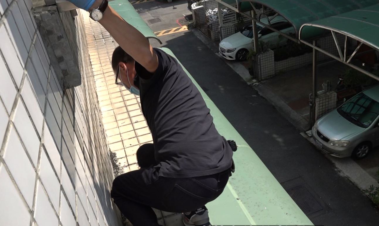 圖片說明：毒鴛鴦房間內聽見警方攻堅上樓聲響，竟將毒品丟出窗外滅證佯裝睡眼惺忪，員警識破冒險將其撿回將其逮捕移送。 (記者林㤈輝翻攝) 