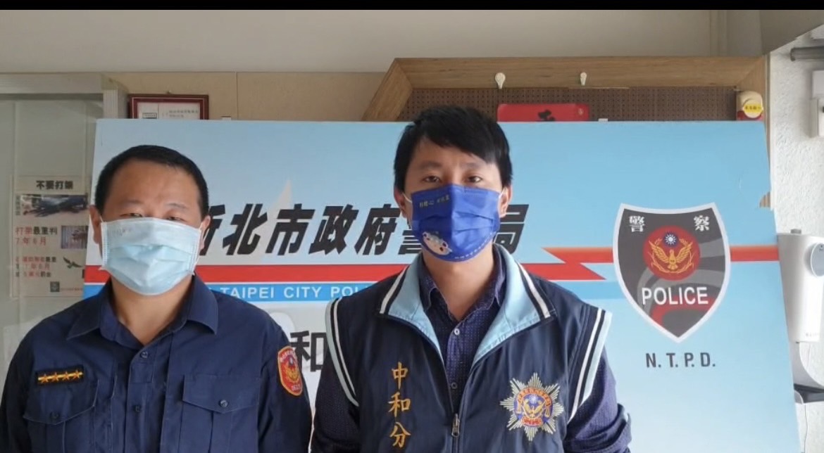 圖片說明:中和警偵查隊副隊長田啟廷(右)與中和所副所長林宏維(左)說明案情。(記者徐煜勝翻攝)