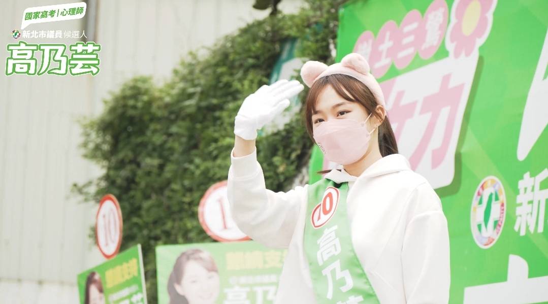 圖片說明:超卡哇伊!外貌亮眼的高乃芸戴上貓耳,瞬間變萌。(圖/專題小組攝)
