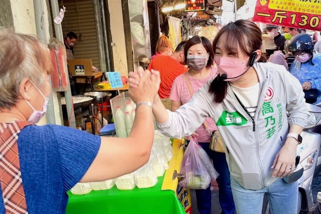 圖片說明:號次第十號議員候選人高乃芸所到之處總會自然吸引眾多婦女、幼童的個人魅力,後勢廣被看好。(圖/翻攝自高乃芸臉書)