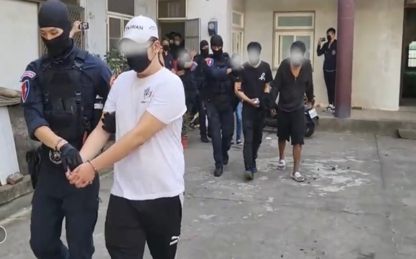 圖片說明:專案小組發動數波攻堅行動,掃蕩不法份子營救人質。(記者徐煜勝翻攝)