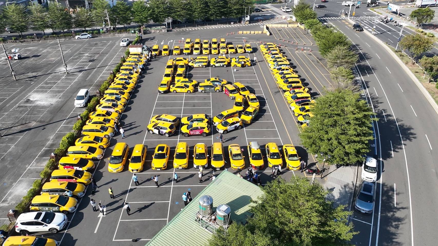 圖片說明:後援會匯聚台南市各大車隊到場,並以百輛計程車排出競選號次「5」力挺黃偉哲。(圖/翻攝自黃偉哲競總)