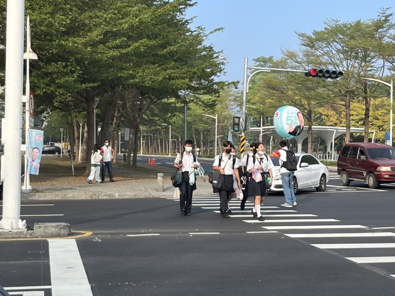 漾新聞|劉家榮站路口不只拜票 還不忘為民服務