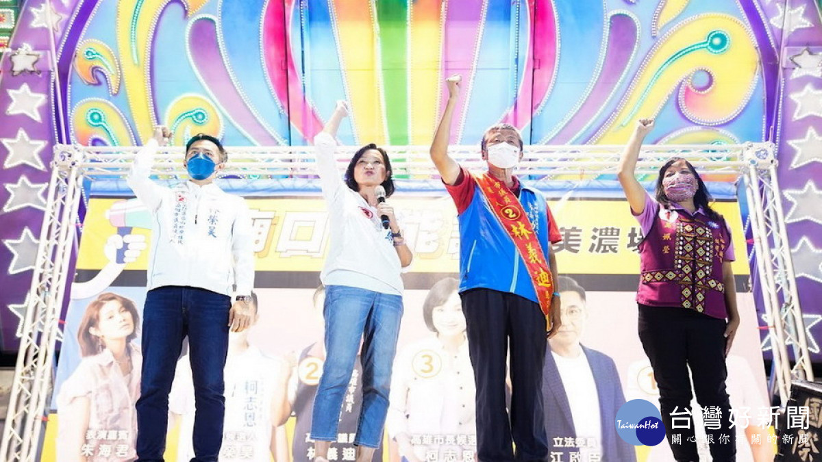 ▲柯志恩昨晚結束大旗美地區車隊掃街後,旋即前往美濃天后宮與立委江啟臣、林義迪議員、林榮昊候選人與葛姵瑩候選人廟口開講。