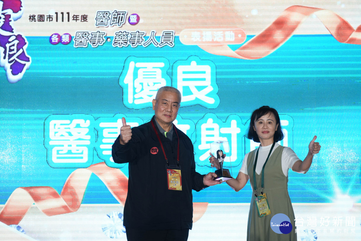 欒冰心放射師(右)榮獲桃園市111年度優良醫事人員獎,由高安邦副市長頒發獎座