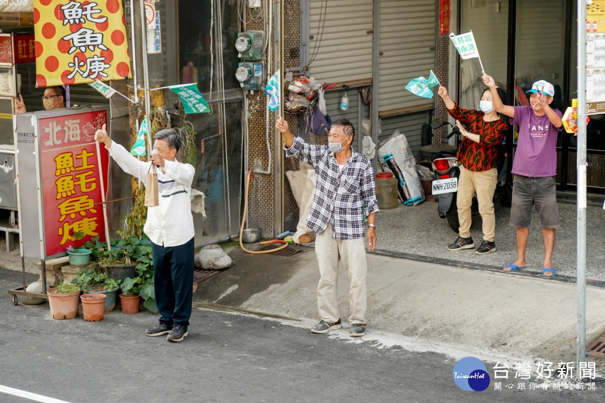 蔡其昌啟動車隊掃街計畫,沿街許多民眾跑出來高舉勝利手勢。