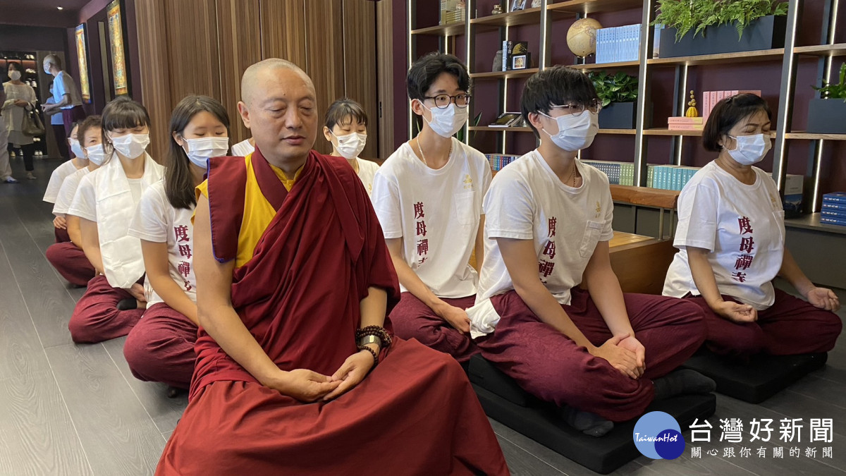 堪千慈囊仁波切鼓勵透過修禪打坐靜心，讓自己的身心恢復平靜。