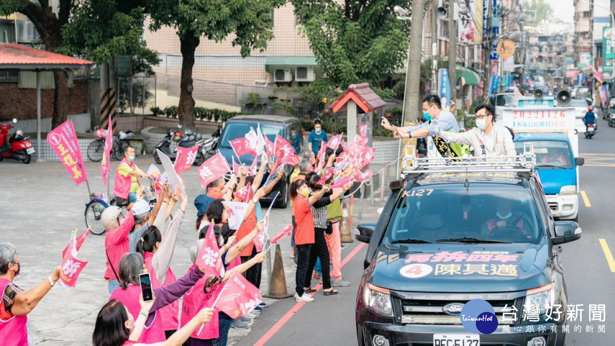 ▲陳其邁排了一整天的馬拉松行程,拉抬民進黨籍的議員候選人。(圖/記者 許高祥 翻攝)