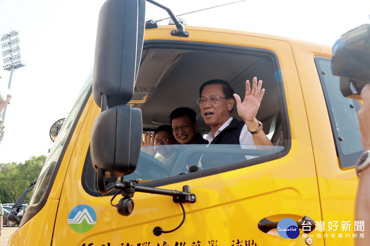 林縣長張議員李局長啟動新車。(記者扶小萍攝)