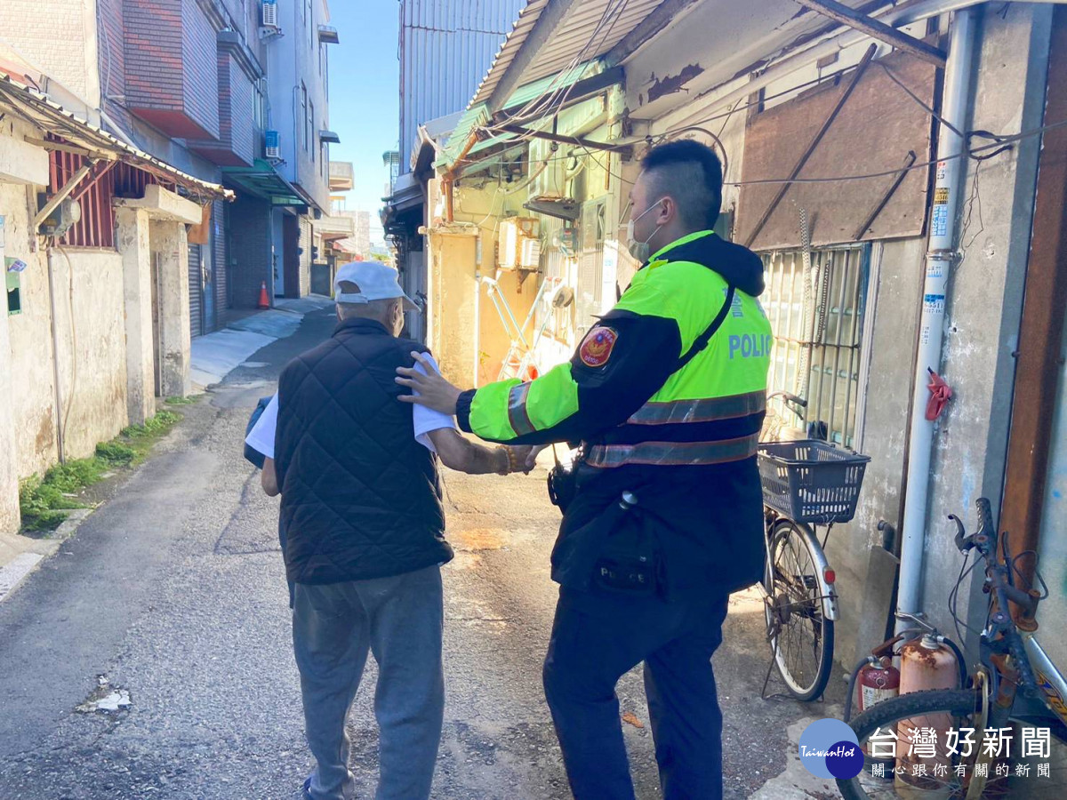 9旬老翁倒臥草叢睡一夜，大園警協助護送返家。
