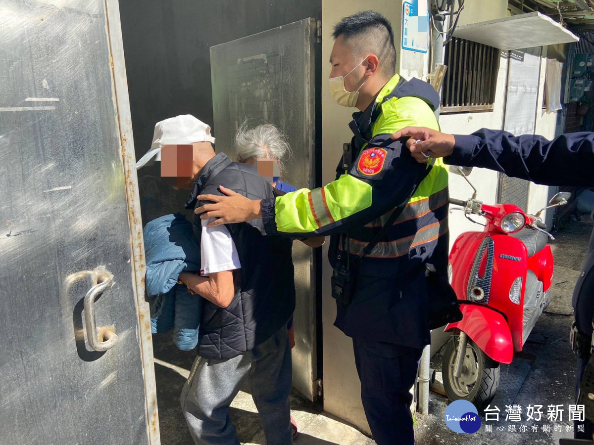 9旬老翁倒臥草叢睡一夜,大園警協助護送返家。<br /><br /> <br /><br />