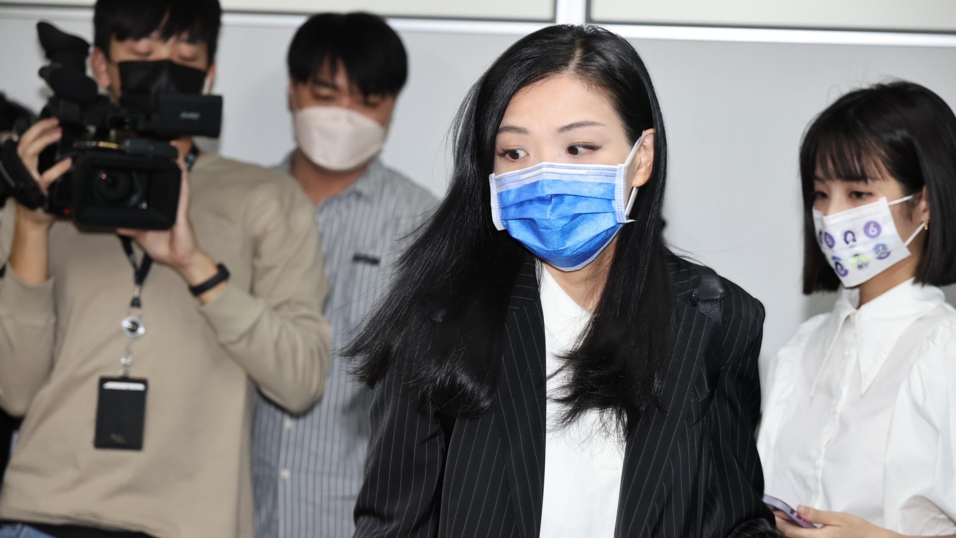 高虹安14日下午親上火線說明外界指控「低薪高報」,但「吹哨者聯盟」不滿高甩鍋,怒把爆料證據、作帳手法大公開。林啟弘攝
