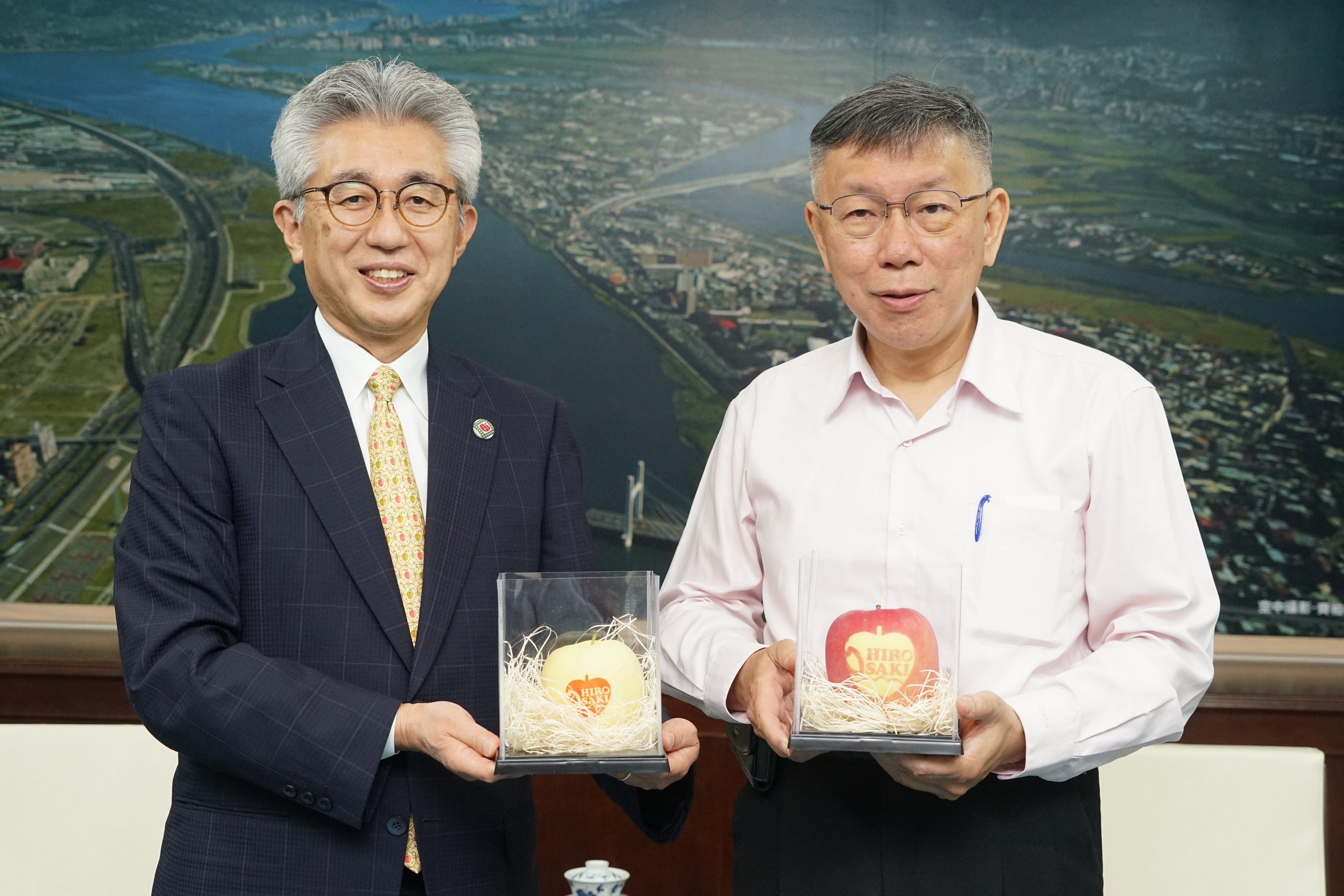 弘前市蘋果產量為日本第一，櫻田宏市長致贈弘前市產的蘋果給柯文哲市長