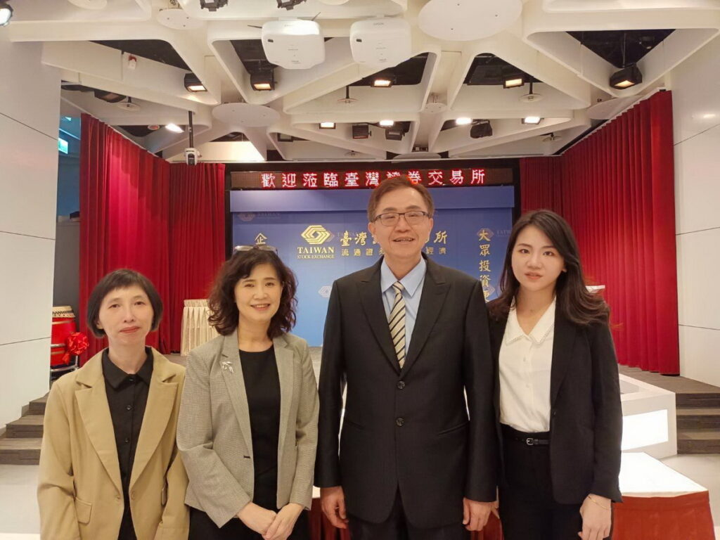 盛達集團今召開法人說明會,其中綠能產品線營收大幅成長表現亮眼。盛達董事長陳忠廷(中)、盛齊協理陳均宜(右)、盛達會計主管蘇英慧(左1)、盛達財務長張淑梅(左2)。盛達集團/提供