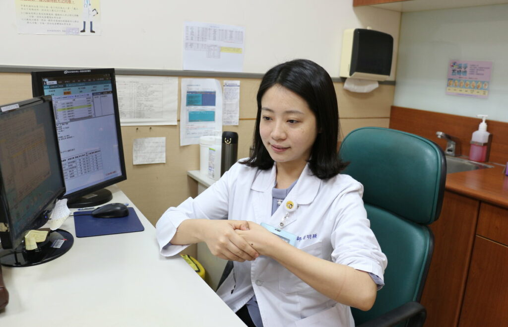 嘉基中醫部謝明穎醫師示範穴道按摩可舒緩小孩氣喘
