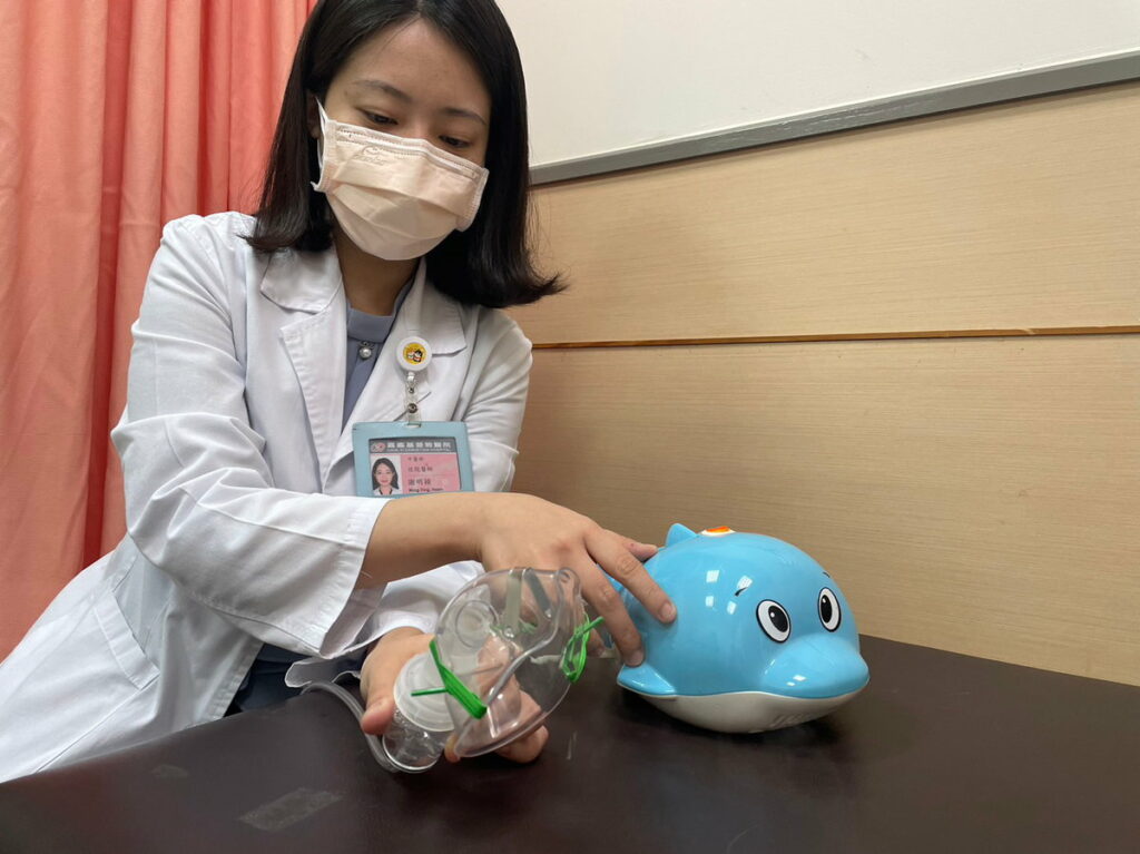謝明穎醫師建議可於家中準備蒸氣裝置,利用蒸氣將藥物吸入呼吸道,有不錯的療效。
