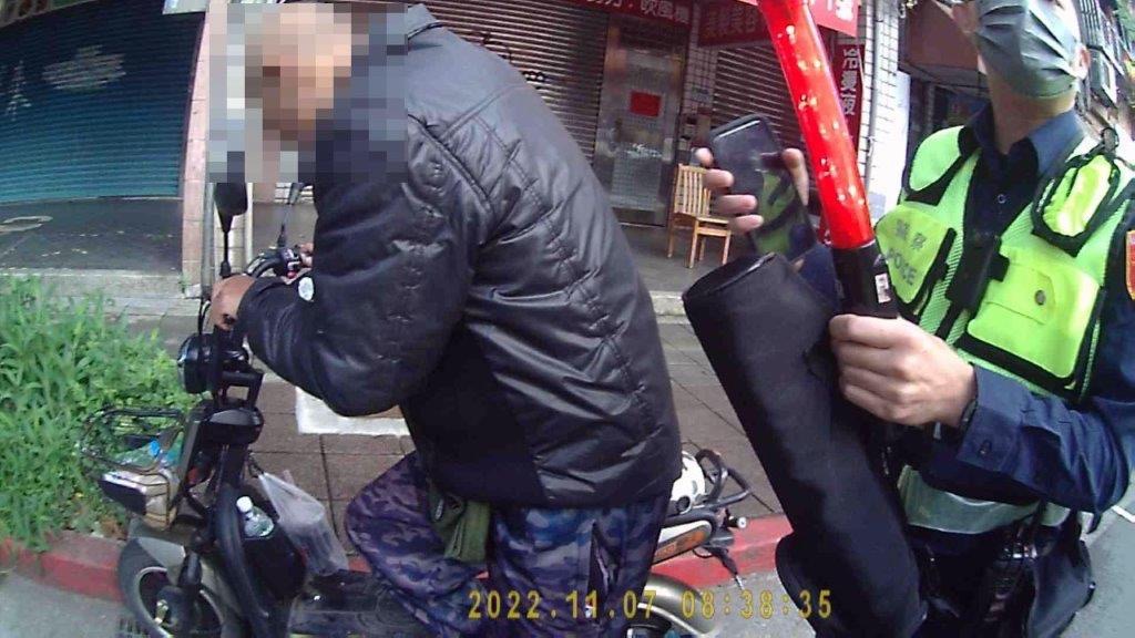 圖：高嫌酒後騎乘微電車。