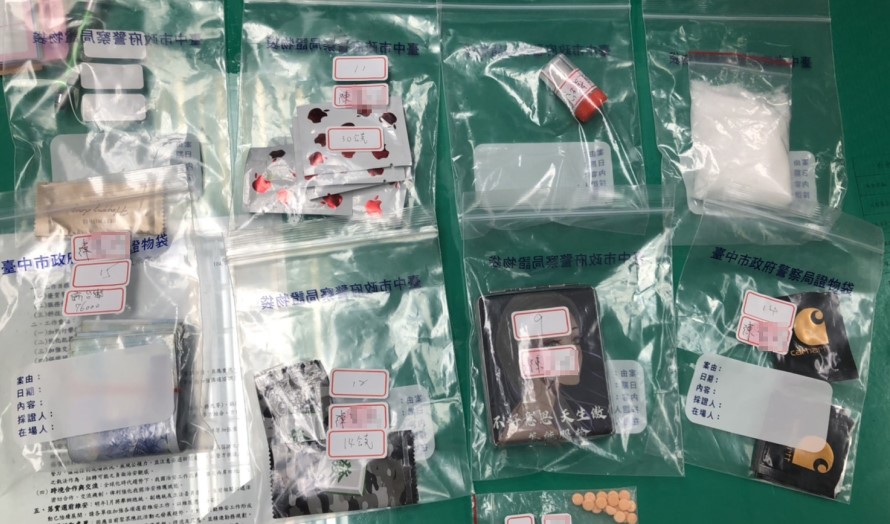 ▲中市刑警大隊破獲販毒集團,現場查獲毒品咖啡包、手機及現金7萬餘元等贓證物 (圖/台中市警察局 提供)