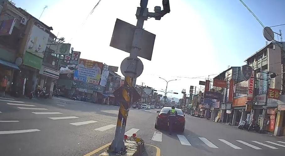 ▲王男車輛電子排檔鎖死路中，員警上網google密技幫忙解開排檔鎖       (圖/台中霧峰分局 提供)
