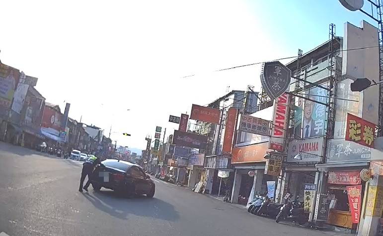 ▲解開電子排檔鎖後，員警化身浩克將車輛推至路旁停放 (圖/台中霧峰分局 提供)