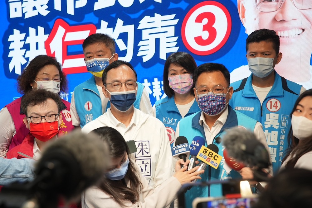 朱立倫合體林耕仁掃街 強調:最大目標下架民進黨 32 國民黨主席朱立倫15日上午赴新竹市,輔選新竹市長候選人林耕仁。朱受訪強調,最大目標就是下架民進黨。
