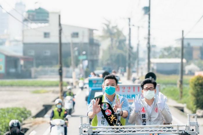 陳其邁車隊大寮掃街 拉抬新人洪村銘