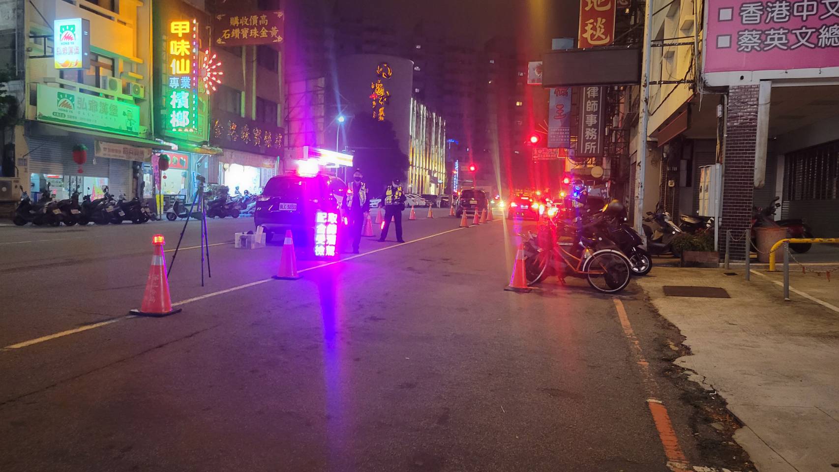 圖片說明:中市警二分局日前拂曉出擊掃除「醉」犯,4小時內共計查獲警覺性「醉」低的酒後駕車2人。(記者林㤈輝翻攝)