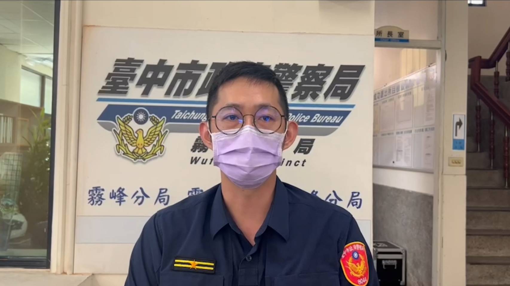 圖片說明:中市警霧峰分局成功派出所副所長王奕程,說明員警熱心協助民眾迅速排除故障車輛。(記者謝榮浤翻攝)