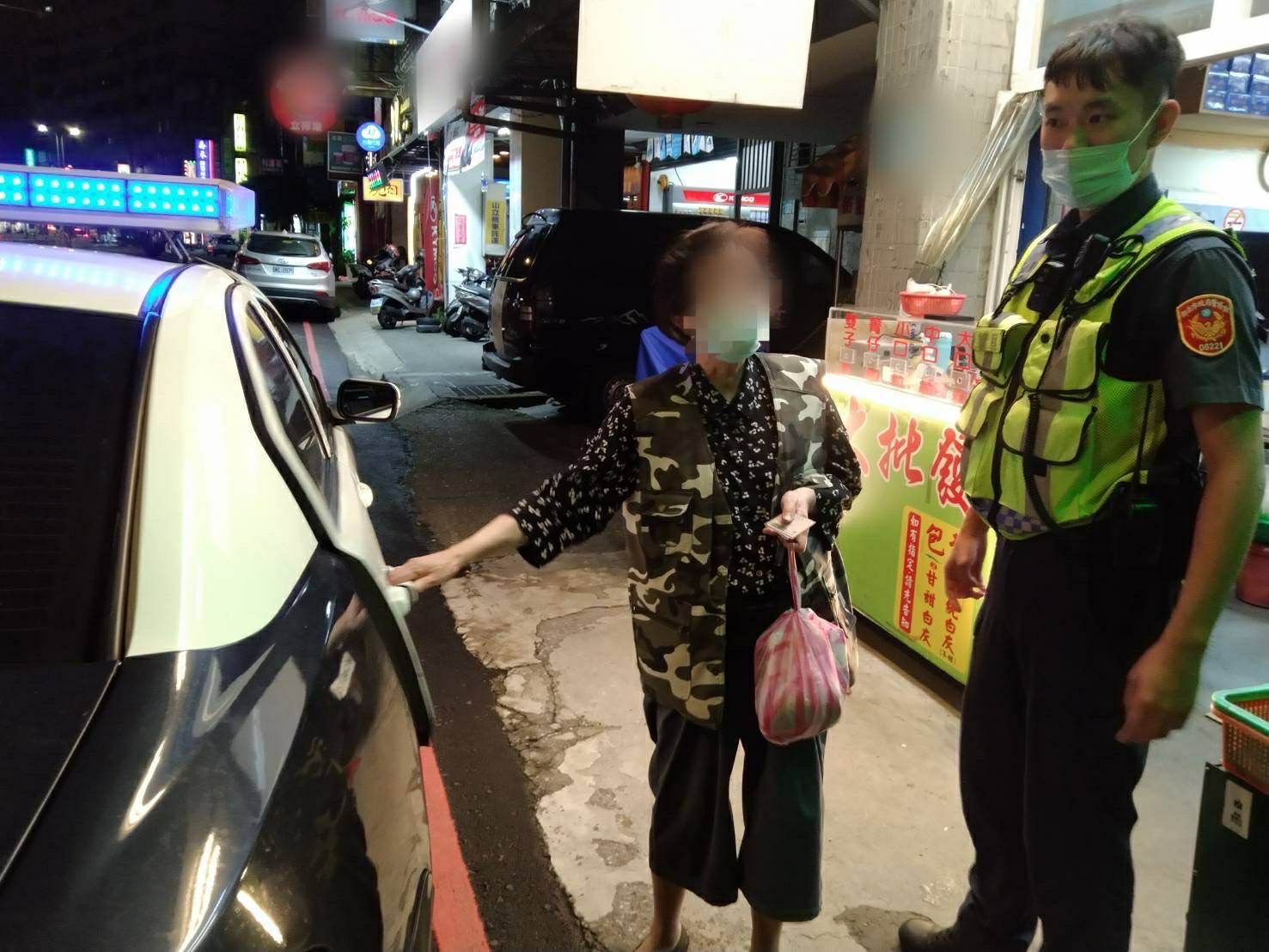 圖片說明:中和警開車護送老婦。(記者徐煜勝翻攝)