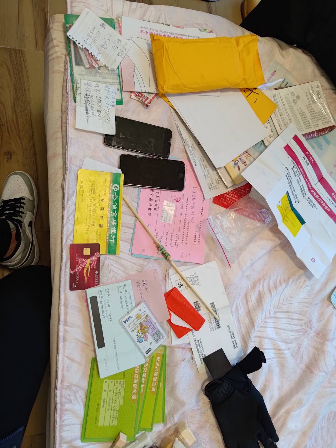 圖片說明:北市刑大偵破假求職虐囚案,查扣不法贓證物並全力營救人質。(記者徐煜勝翻攝)