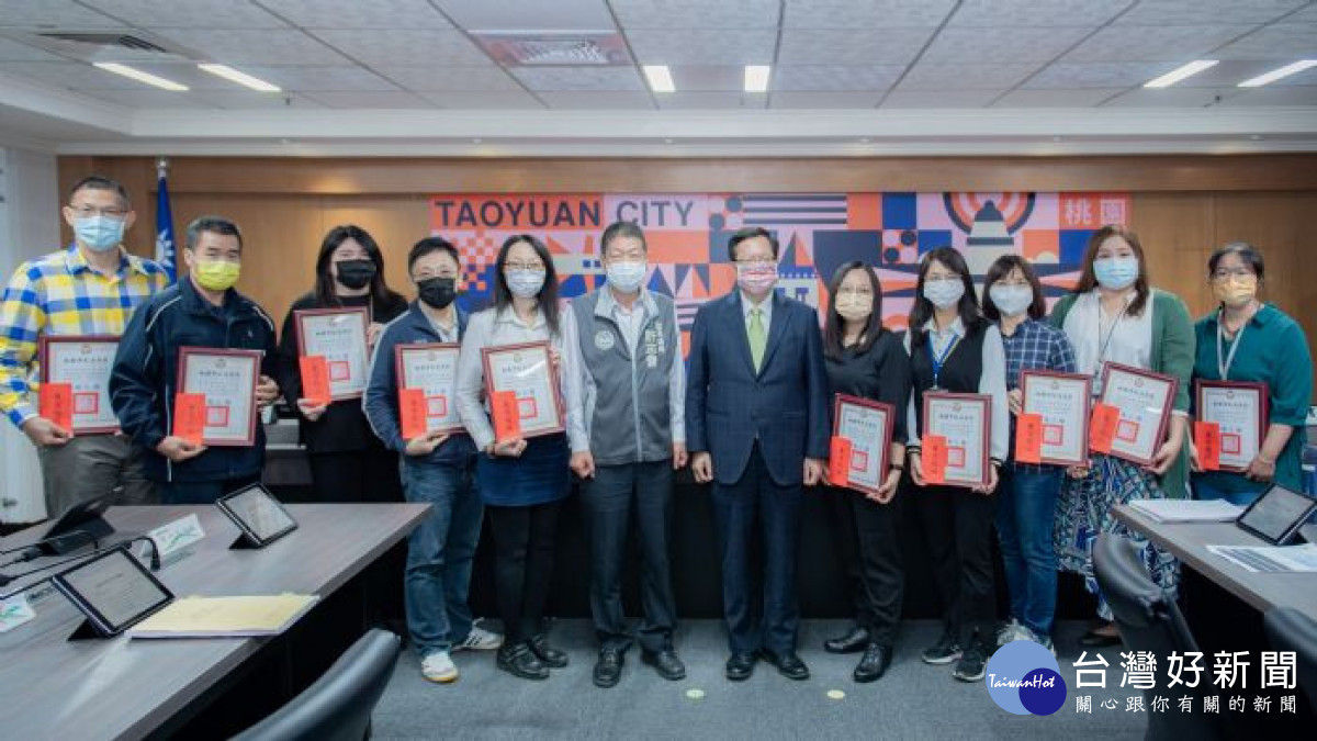 市長與所有獲獎同仁合影。