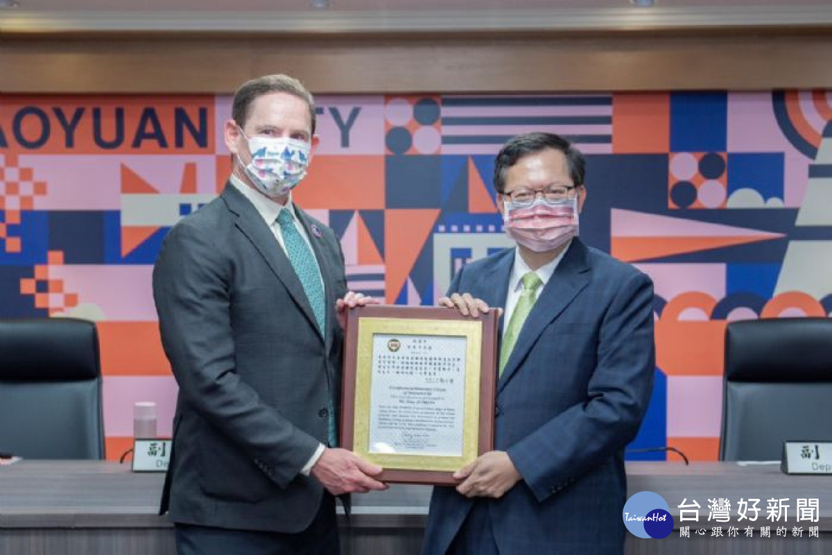 美國德州達拉斯郡法官克萊詹金斯（Clay Jenkins）獲頒桃園榮譽市民證。<br /><br /> <br /><br /> 