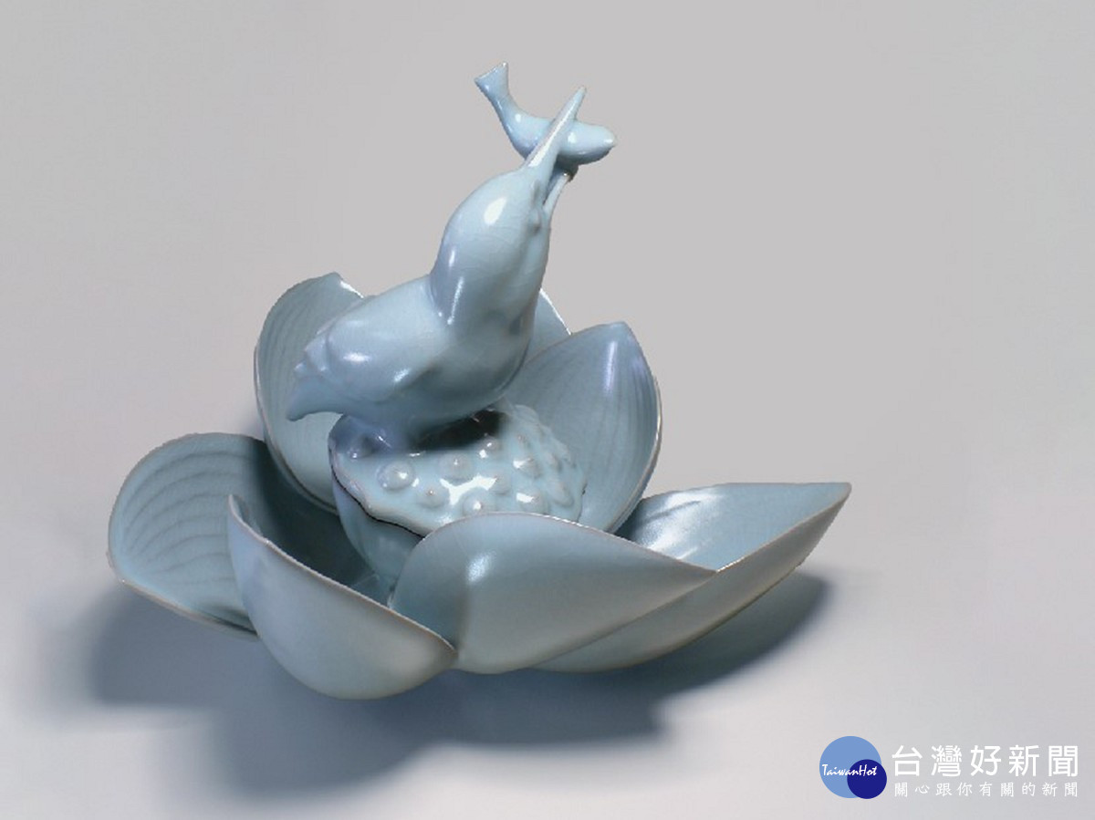 蘇保在《翠鳥荷花香爐》,古典青瓷展現溫潤的光澤