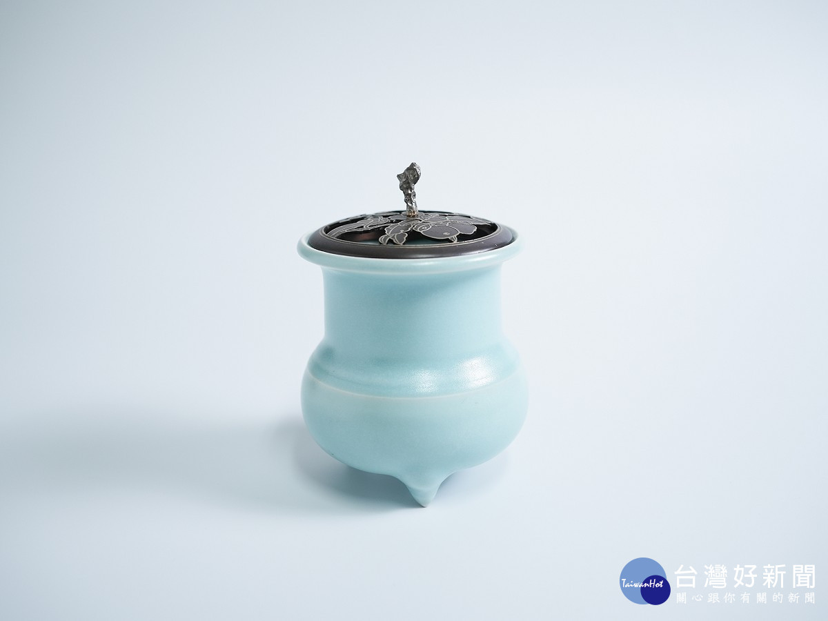 黃淑滿《品香爐》造型簡潔圓潤,搭配周金團的紅銅銅錢紋蓋