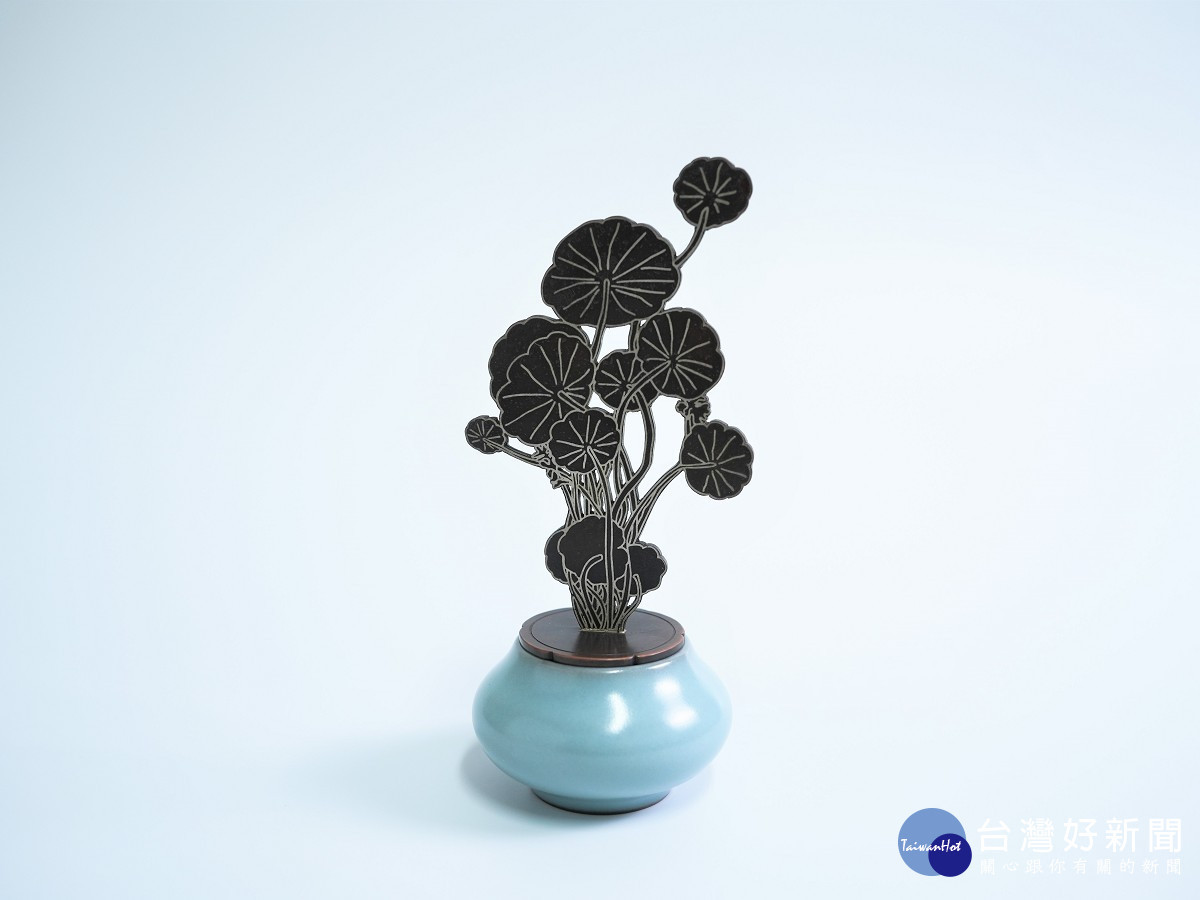 金工藝術家周金團其中「不澆水」系列香盒,精刻植物豐富的色彩和姿態