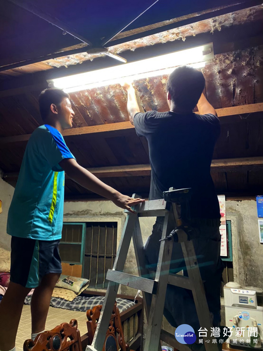 台灣世界展望會提供助學金支持阿彥小兄弟倆求學,更幫他家換成LED節能燈(台灣世界展望會提供)