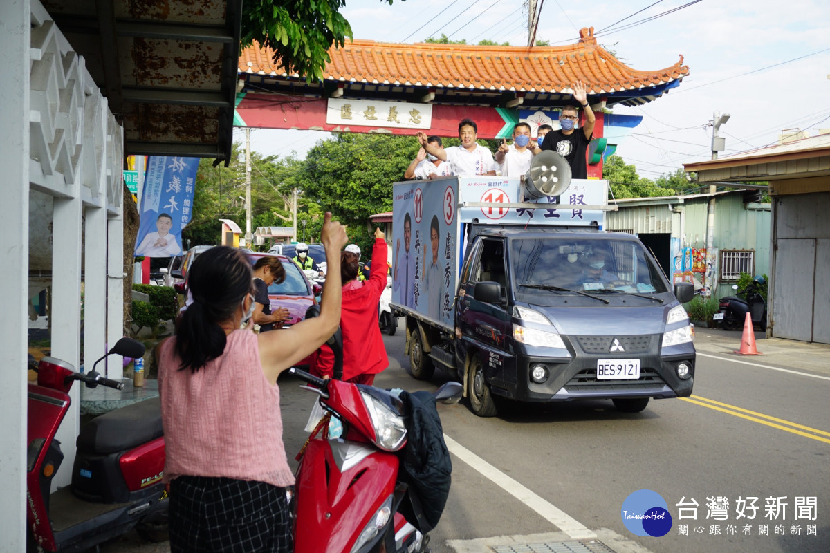 連勝文陪同台中市第五選區市議員候選人吳呈賢車隊掃街拜票,沿途受到民眾熱烈歡迎。