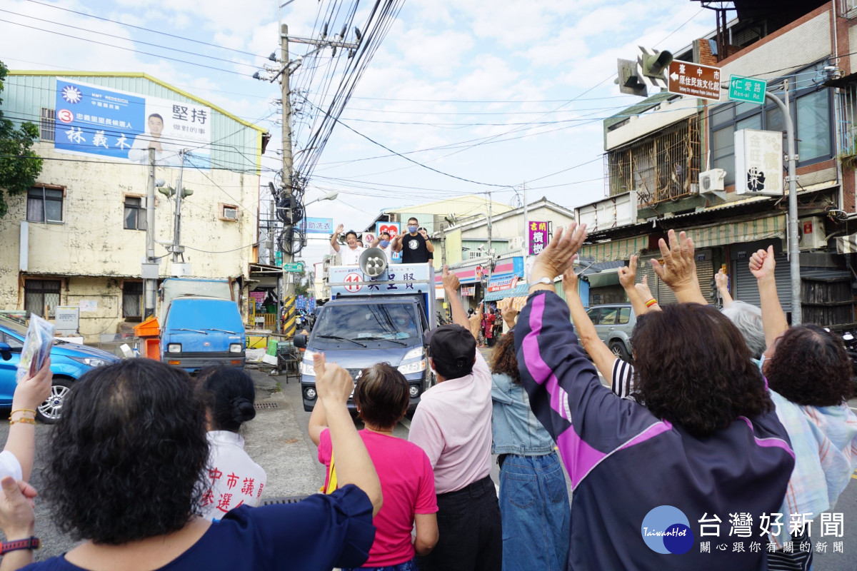 連勝文陪同台中市第五選區市議員候選人吳呈賢車隊掃街拜票,沿途受到民眾熱烈歡迎。
