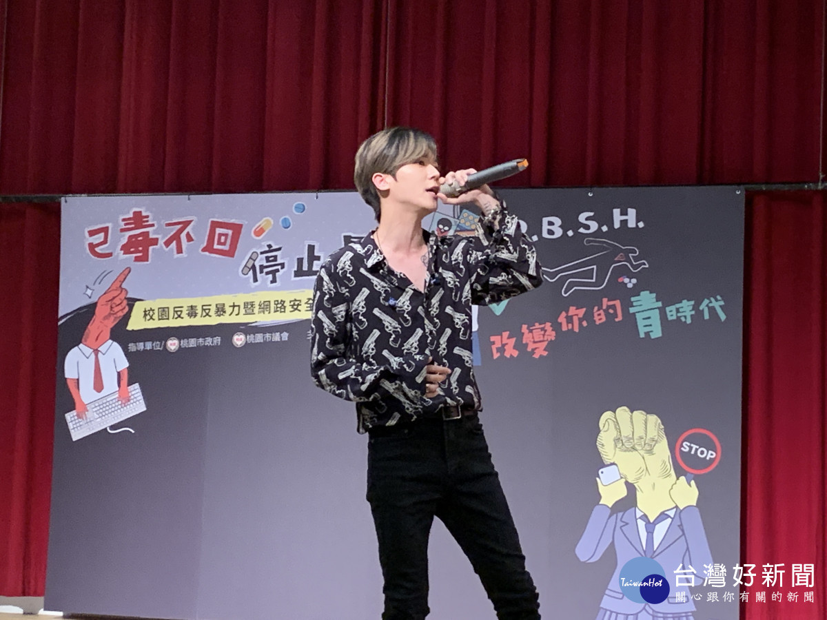 知名藝人畢書盡優美歌聲,獲得師生熱烈回響