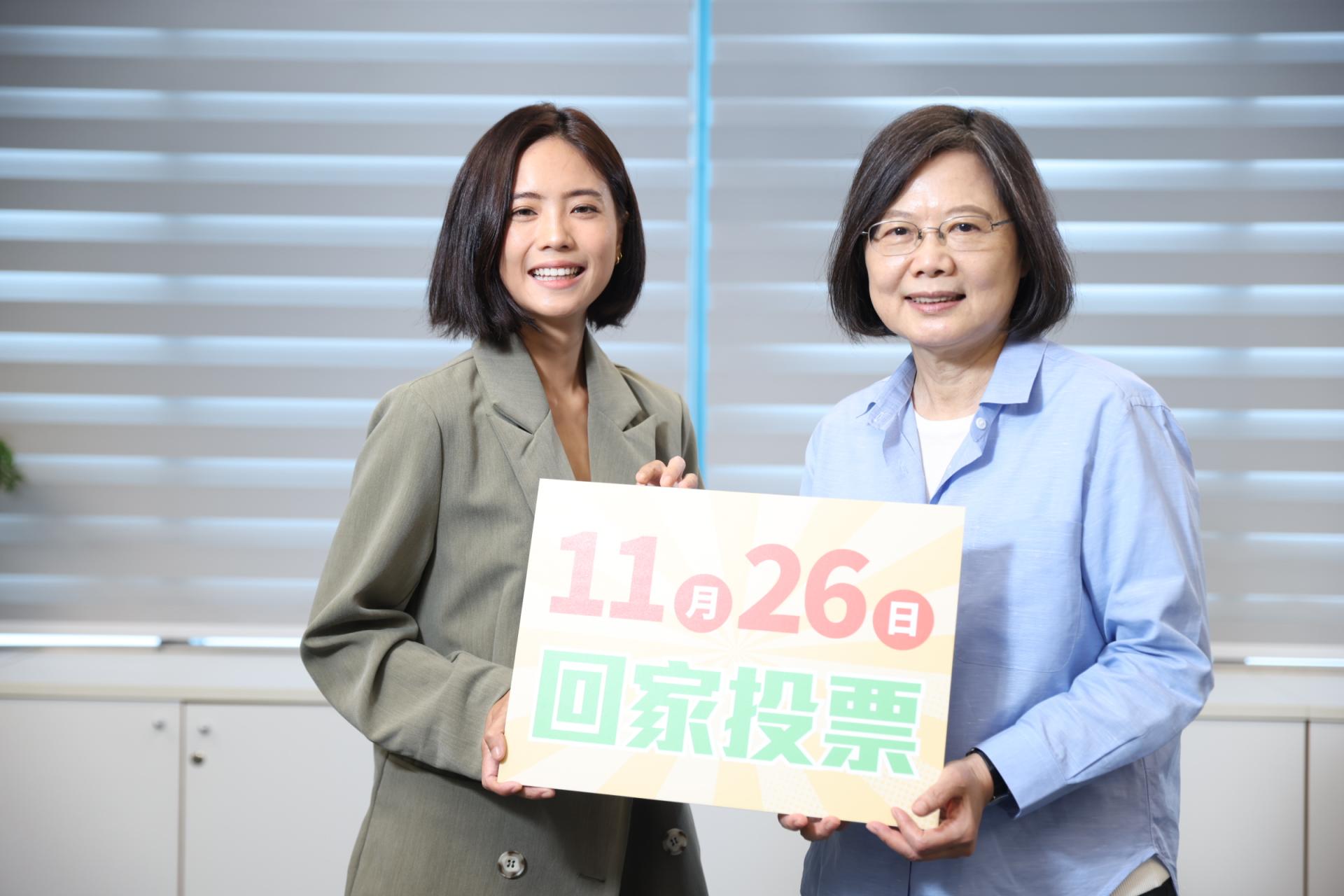 民進黨今舉行催票記者會,苗栗縣長候選人徐定禎女兒里唯(左)呼籲返鄉投票。民進黨提供