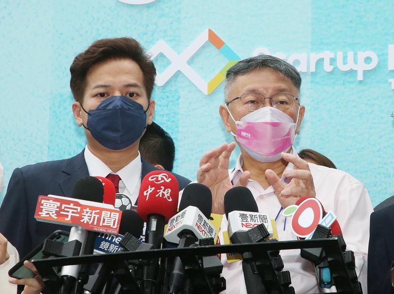 柯文哲16日下午出現回應有關國會助理爭議,右為民眾黨立委邱臣遠。中央社