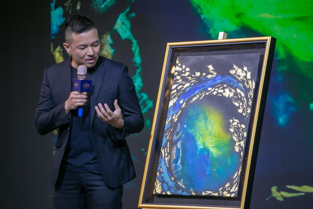 油畫修復大師蔡舜任「曙光」作品,現場拍賣為搶手作品之一。