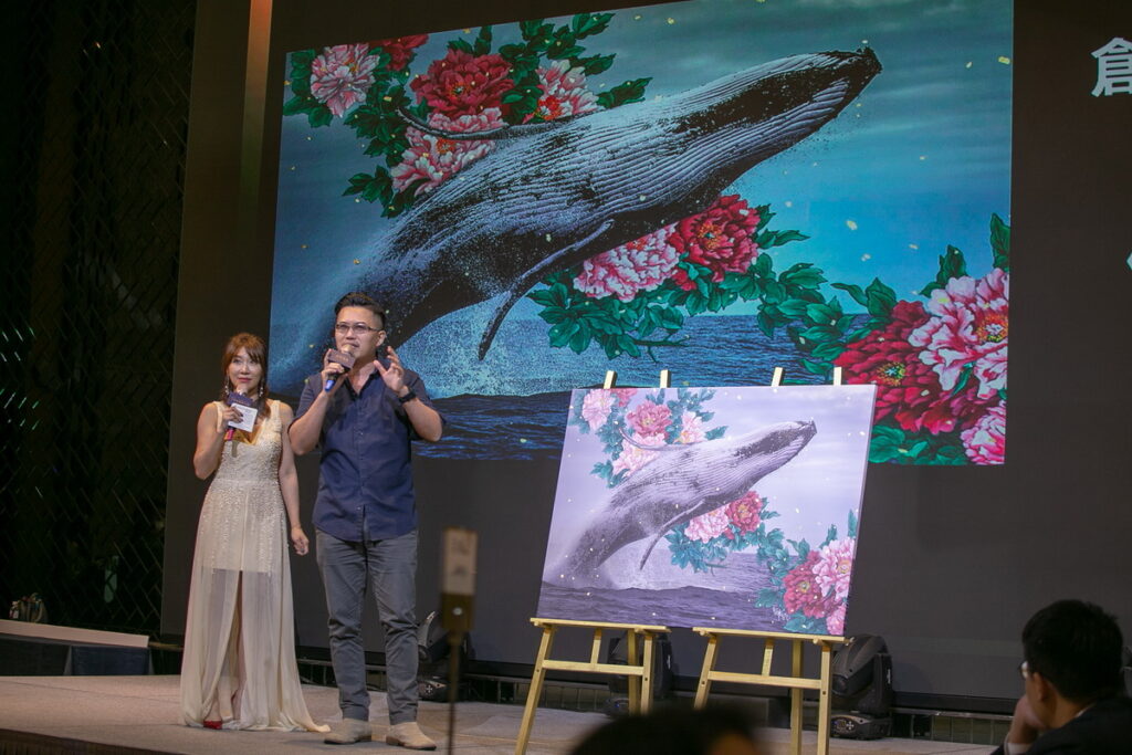 跨界創作人馬賽Kyo「花開富貴系列之座頭鯨篇」作品,也是拍賣搶手作品之一。