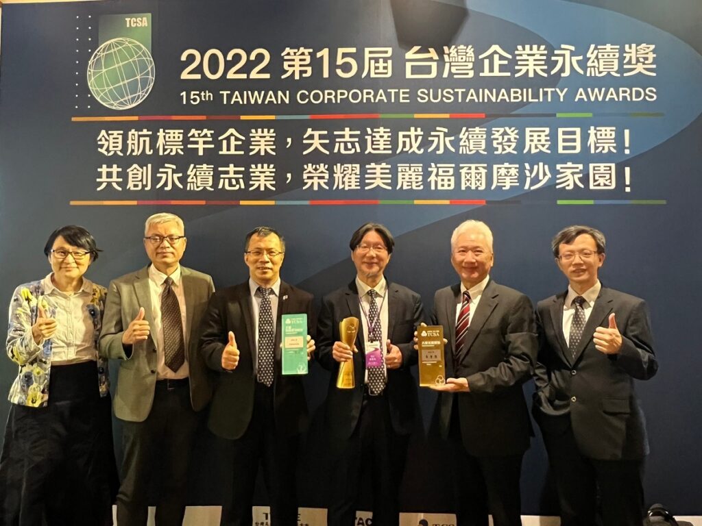 東海大學長期推動永續並榮獲多項永續大獎,左起林惠真、陳鶴文、楊朝棟、張嘉修、劉正、許書銘等師長。(圖/東海大學提供)