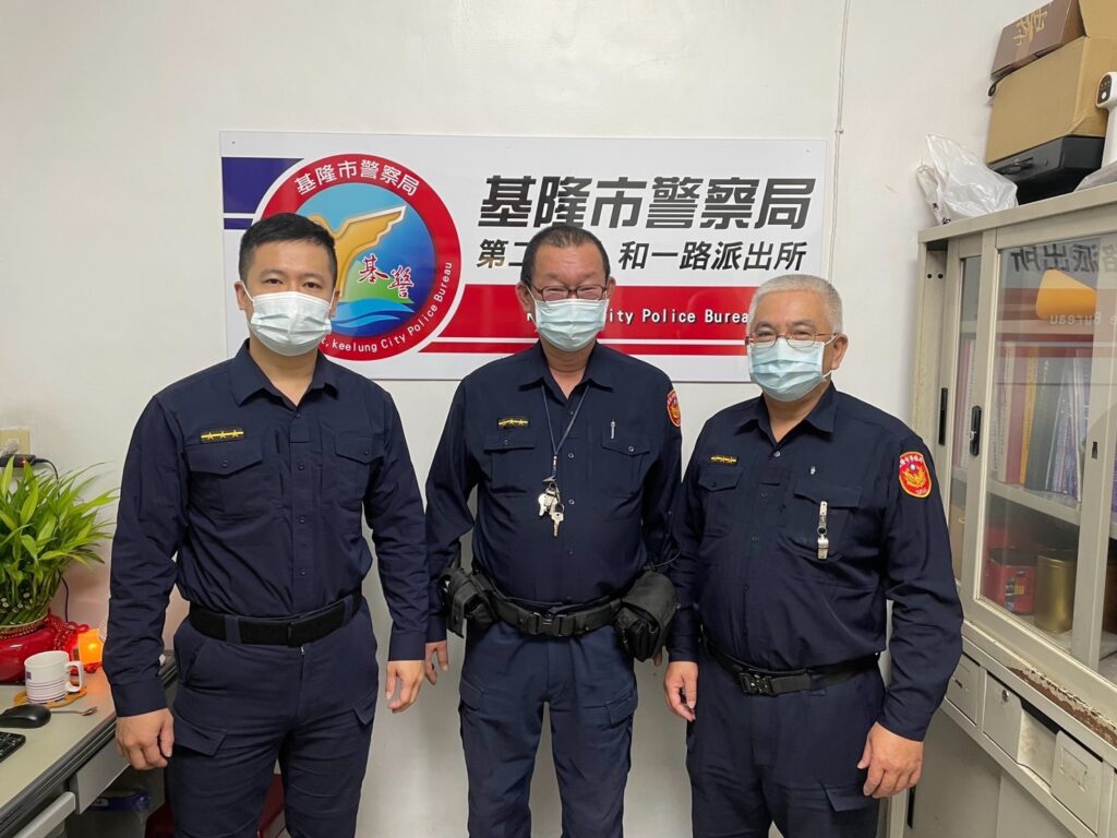 和一路派出所警員鄭旭翔（左一）、警員龔恩中（中）、警員林國楨（右一）