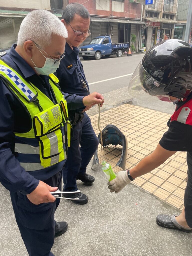 警員林國楨與機車業者合力逮捕「小龍」