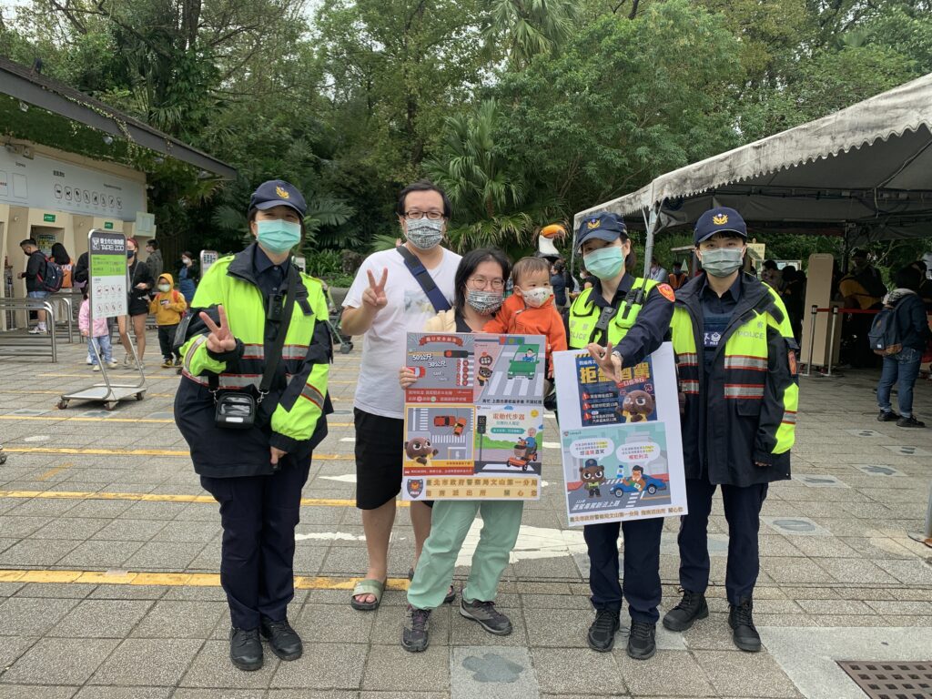 指南派出所警員黃詩瑄（左）、警員沈怡禎（中）、實習生張詠欣（右）