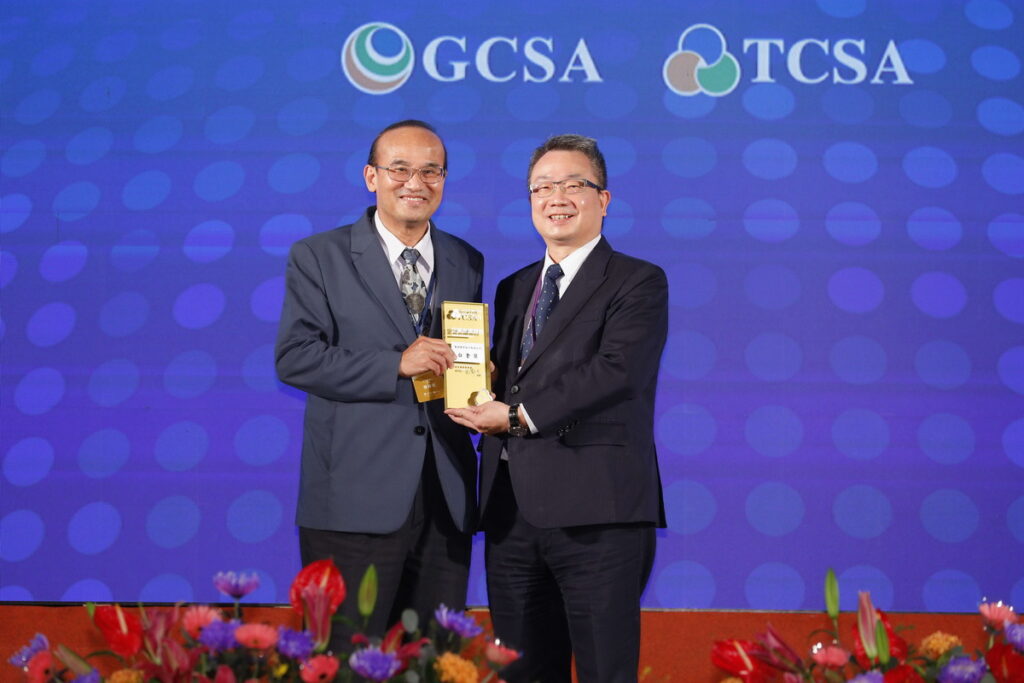 ▲TCSA台灣企業永續獎今(16日)舉行頒獎典禮，東森國際榮獲永續報告貿易百貨第2類白金獎，東森購物拿下貿易百貨第1類金獎肯定，由工業局局長連錦潭(左)頒獎，東森國際董事長廖尚文(右)親自出席受獎。（圖／東森集團提供）